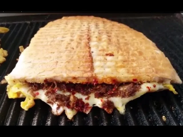 Yarım Ekmek Kavurmalı Kaşarlı